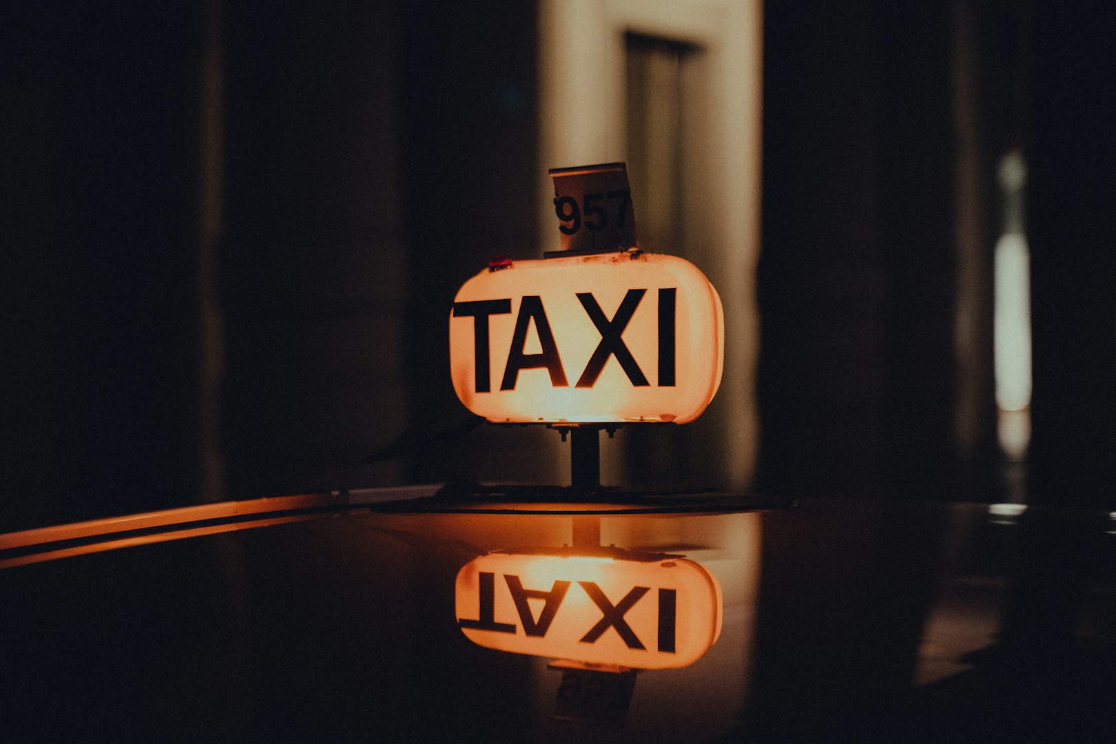 Taxiskylt på taket på en taxibil